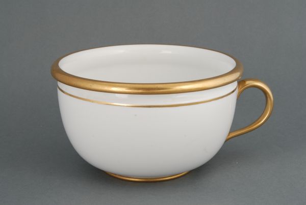 Pot de chambre en porcelaine de Sèvres et décor de dorure.